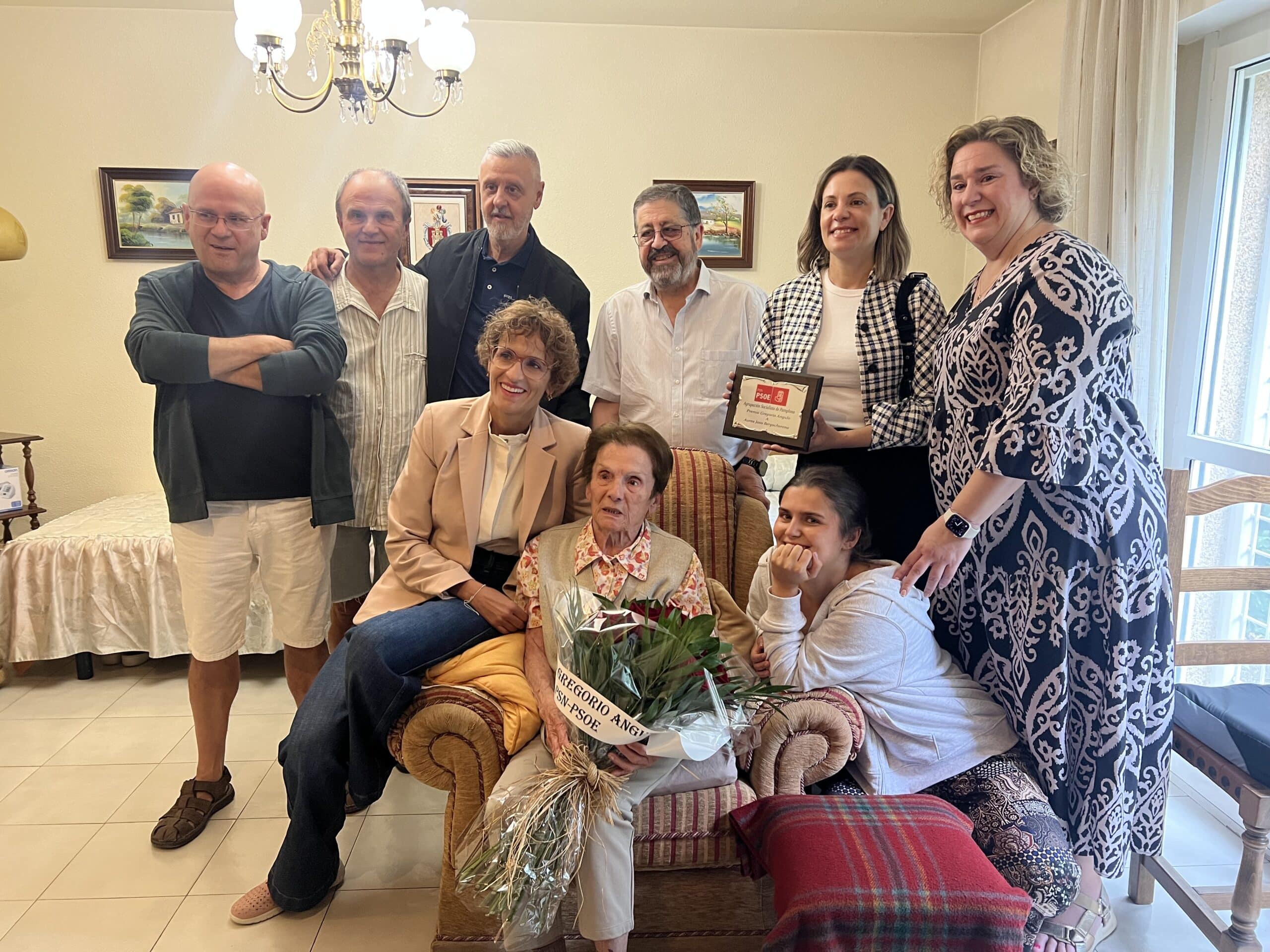 La Agrupación Socialista de Pamplona entrega el I Premio Gregorio Angulo a la militante socialista Aurea Jaso